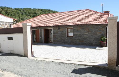 Macedo de Cavaleiros House | Discover Casa do Olival: Pet-Friendly Retreat with Dining