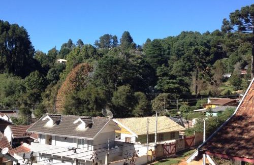 Vila Britania Apartment | Pet Friendly Casa do Passarinho with Breakfast & Fireplace