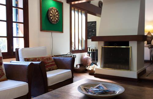 Petropolis House | Family-Friendly Retreat at Casa do Pintor with Hot Tub