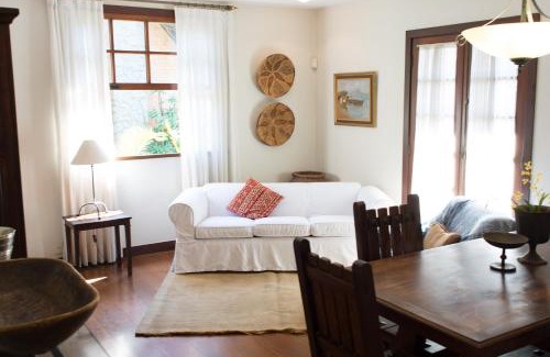 Petropolis House | Family-Friendly Retreat at Casa do Pintor with Hot Tub