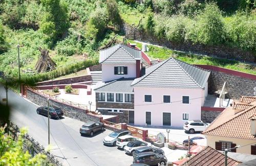Sao Roque do Faial Cottage | Discover Comfort at Casa do Ribeiro Frio - Room A Levada