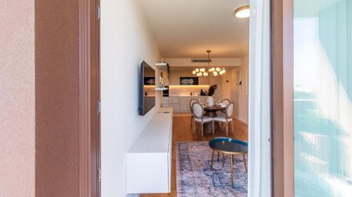 Mafamude Apartment | Modern Oasis with Balcony - Guest Rated 9.3/10