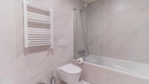 Mafamude Apartment | Modern Oasis with Balcony - Guest Rated 9.3/10