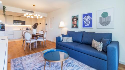Mafamude Apartment | Modern Oasis with Balcony - Guest Rated 9.3/10