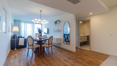 Mafamude Apartment | Modern Oasis with Balcony - Guest Rated 9.3/10