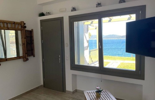 Kali Vrysi Apartment | Casa Dobrescu: Oceanfront Retreat with Private Pool & Breakfast