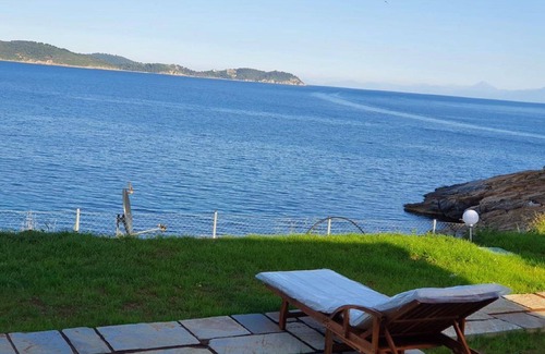 Kali Vrysi Apartment | Casa Dobrescu: Oceanfront Retreat with Private Pool & Breakfast