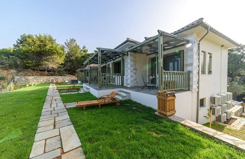 Kali Vrysi Apartment | Casa Dobrescu: Oceanfront Retreat with Private Pool & Breakfast