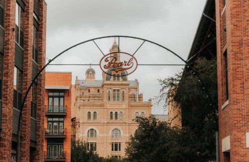 Historic Garderns Apartment | Explore Casa Dolce Vita by the Alamodome - Family & Pet Friendly!