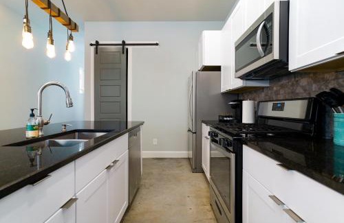 Historic Garderns Apartment | Explore Casa Dolce Vita by the Alamodome - Family & Pet Friendly!