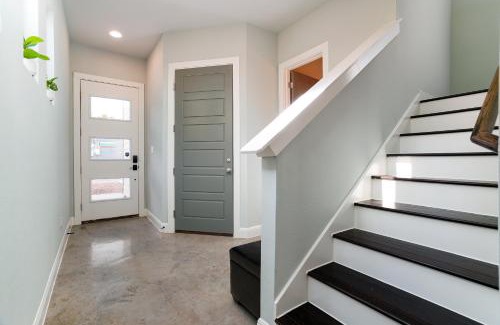 Historic Garderns Apartment | Explore Casa Dolce Vita by the Alamodome - Family & Pet Friendly!