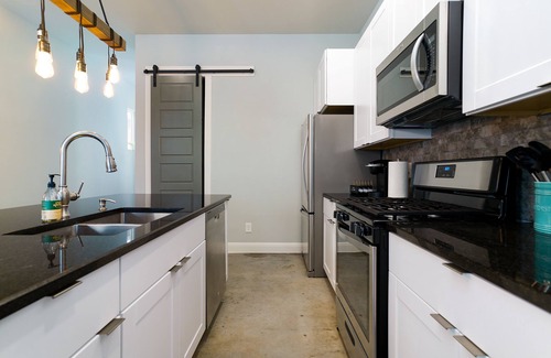 Historic Garderns House | Pet-Friendly Retreat at Casa Dolce Vita near Alamodome