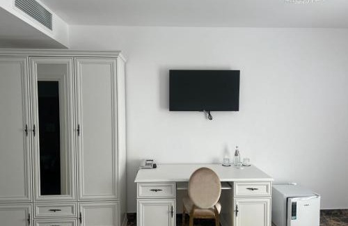 Aiud House | Budget-Friendly Stay at Casa Domeniile Vinului with Dining