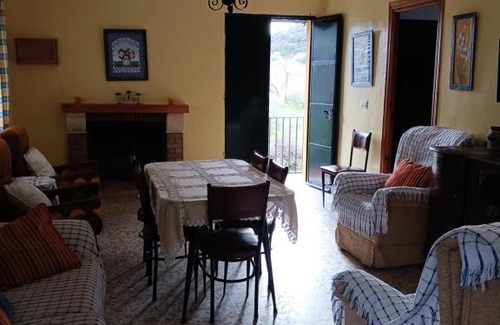 Jimera de Libar House | Family-Friendly Casa Don Julio with High Guest Ratings