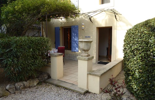 Rognonas Cottage | Casa Dora: 2-Bed, Pet-Friendly Apartment in Provence