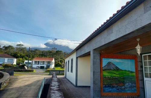 Sao Roque do Pico Apartment | Inviting Casa dos Avós: Top Rated with Breakfast & Family Fun