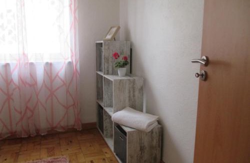 Canas de Senhorim House | Cozy Casa dos Avós: Pet-Friendly Stay with Pool & Kids' Play