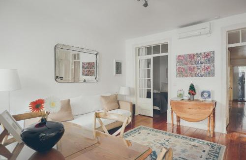 Santos House | Family-Friendly Stay at Casa Dos Azulejos - Lapa, Rated 9.3