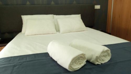Ribeira de Pena Bed & Breakfast | Discover Casa dos Codessos: Pet-Friendly & Pool Access
