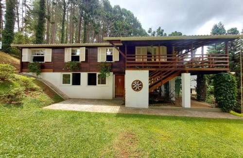 Jardim Europa House | Guest Rated 9.9: Family-Friendly Casa dos Pinheiros Retreat