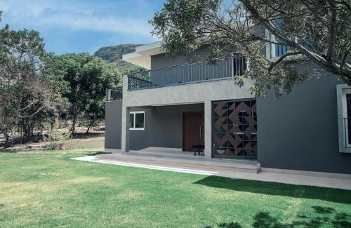Pati Valley House | Dream House Getaway in Vale do Capão with Cozy Fireplace