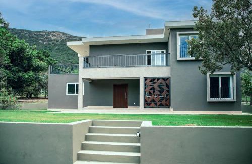Pati Valley House | Dream House Getaway in Vale do Capão with Cozy Fireplace