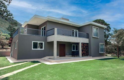 Pati Valley House | Dream House Getaway in Vale do Capão with Cozy Fireplace