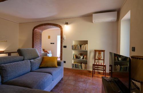 Ameglia Apartment | Cozy Casa e Mansarda delle Mura: Pet & Child Friendly Stays