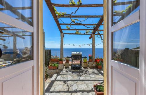 Chiessi Apartment | Discover Casa Ebaté: Pet-Friendly Retreat with High Ratings