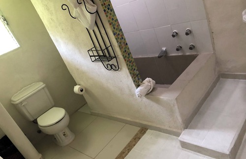 Xilitla Hotel | Relax at Casa Edward with Pool, Spa & Family Amenities