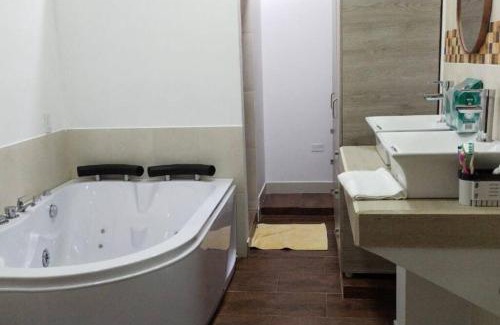 Alcala House | Casa Eje Cafetero: Family-Friendly Stay with Sports Court