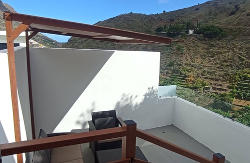 Hermigua House | Unique Casa El Arbol De Bibiana in a Central Tranquil Spot
