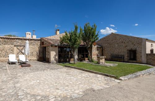 Rades de Abajo House | Discover Casa el Arroyal: Pet-Friendly Family Retreat