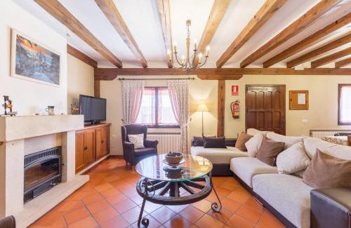Rades de Abajo House | Discover Casa el Arroyal: Pet-Friendly Family Retreat