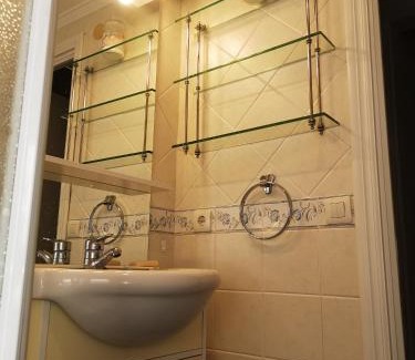Anguciana House | Casa El Jazmín: Pet-Friendly Retreat with Breakfast Included