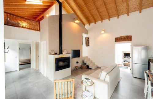 Barao de Sao Miguel House | Elegant Casa in a Tranquil Village: Perfect for Families