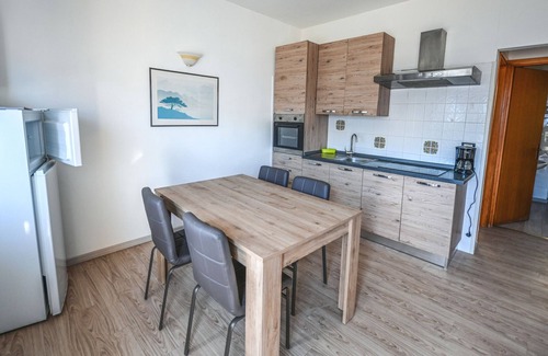 Arias Apartment | Lake View Retreat: Casa Elka Patio 2 with Pool & Breakfast