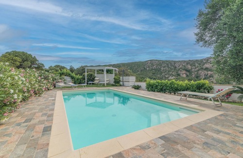 Arzachena House | Casa Elvi: Oceanfront Retreat with Private Pool & Wi-Fi