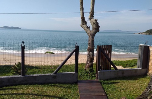 Governador Celso Ramos House | Oceanfront Stay at Casa em Frente ao Mar, Gov C Ramos SC