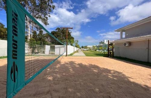 Arraial d'Ajuda House | Casa em condomínio a 200m da praia em Arraial D'ajuda, com 3 suites, sala climatizada, área gourmet privativa, Internet 300MBPS, condomínio com piscinas adulto e infantil, sauna, quadra de beach tenis e portaria 24hrs.
