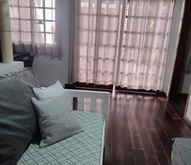 Xaxim House | Casa em rua de comércio em Ctba