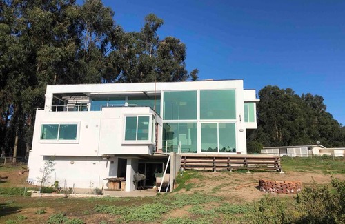Puchuncavi House | Idyllic Retreat: Beachfront Haven with Pool and Nature Trails