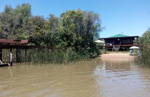 Partido de Tigre Villa | Relax at Casa en el Delta de Tigre with Private Beach Access