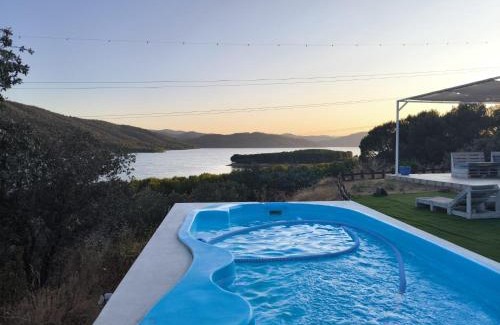 Espiel House | Inviting Casa en el Lago: Pet-Friendly Retreat with Pool