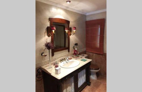 Norte House | Family-Friendly Casa con Jardín in Granada with Easy Parking