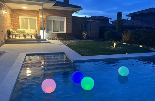 Pelayos de la Presa Ski Chalet | Escape to Casa EN LA Naturaleza: Ideal for a Refreshing Dip