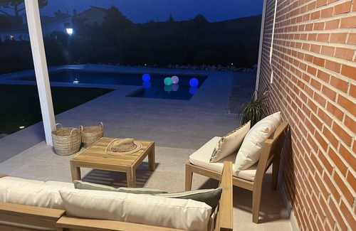 Pelayos de la Presa Ski Chalet | Escape to Casa EN LA Naturaleza: Ideal for a Refreshing Dip