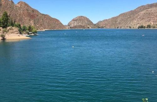 Rincon del Atuel House | Idyllic Casa en Los Reyunos: Lakeside Retreat Awaits You