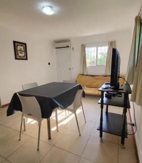 Victoria House | Pet-Friendly Cabaña Casa En Victoria with Pool & River Access