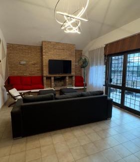 Villa Carlos Paz House | Pet-Friendly Casa en Villa Carlos Paz: Family Fun Awaits